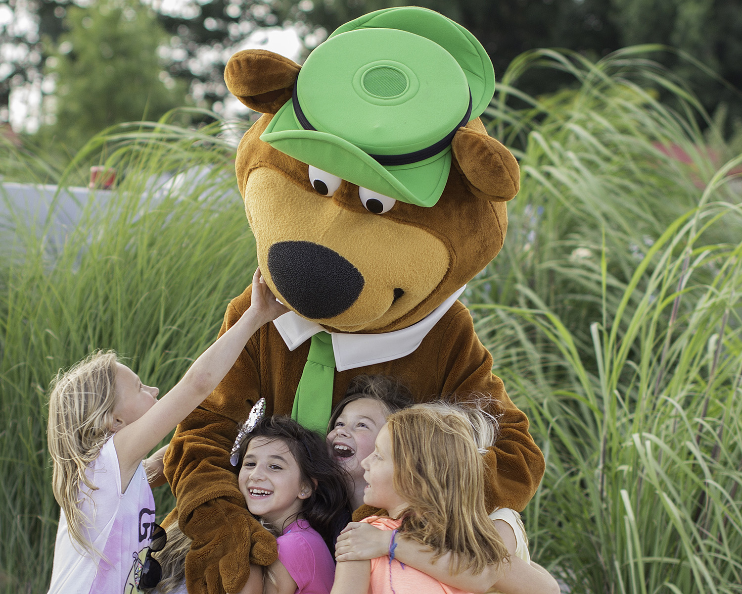 Yogi_girls_hug_close_0931_hi Fun with Yogi